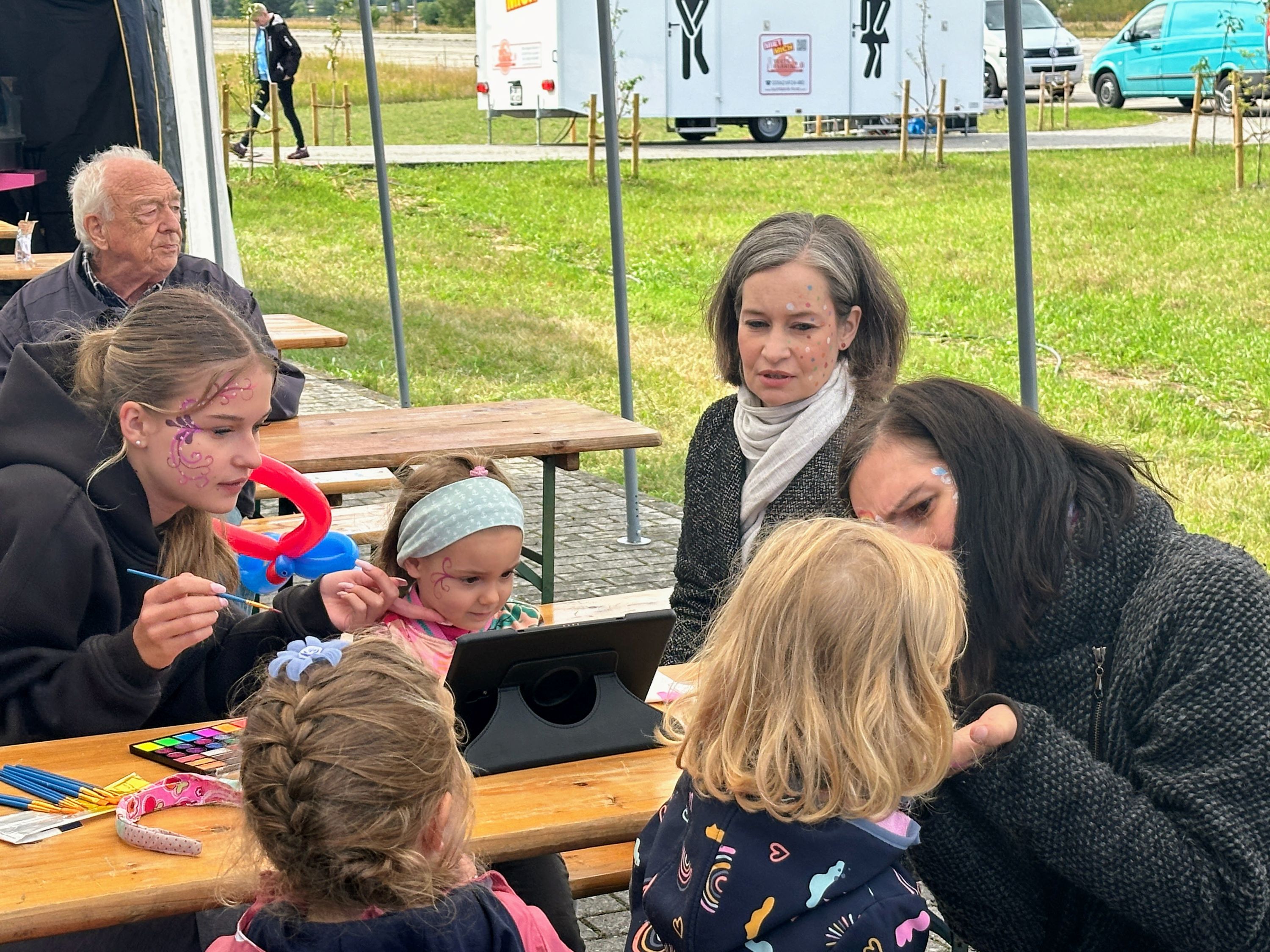 Strahlende Gesichter: Beim Kinderschminken entstanden kleine Kunstwerke, die das Familienfest am Green Areal Lausitz abrundeten | BERLINboxx